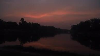 河流夜转日延时摄影视频的预览图